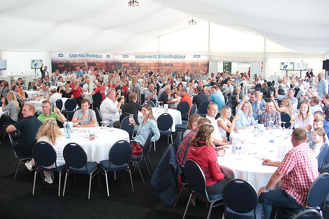 Einen großen Dank an die Helfer: Zum zweiten Mal richtet die Fürstenberg Brauerei ihren traditionellen Empfang, der sonst im Schalander ...