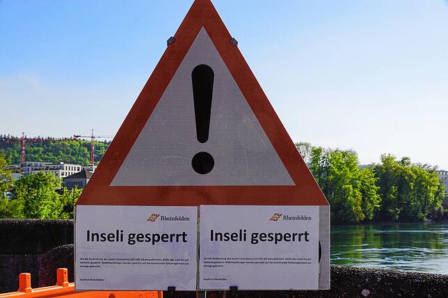 Hinweisschild: Auch das Inseli bei der alten Brücke Rheinfelden in gesperrt.