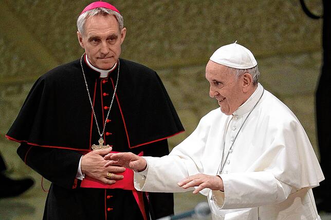 Georg Gänswein (l), Erzbischof und Präfekt des Päpstlichen Hauses, blickt Papst Franziskus an, als dieser am 25.05.2019 zu einer Audienz ...