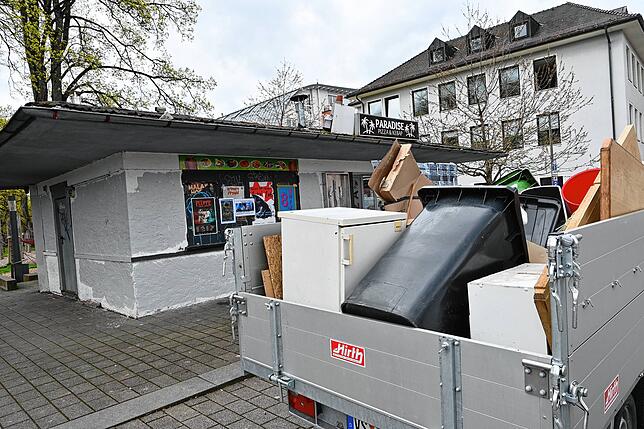 Was passiert mit dem Kiosk an der Brigach? Ein Stadtmitarbeiter transportiert Material aus dem Gebäude ab.