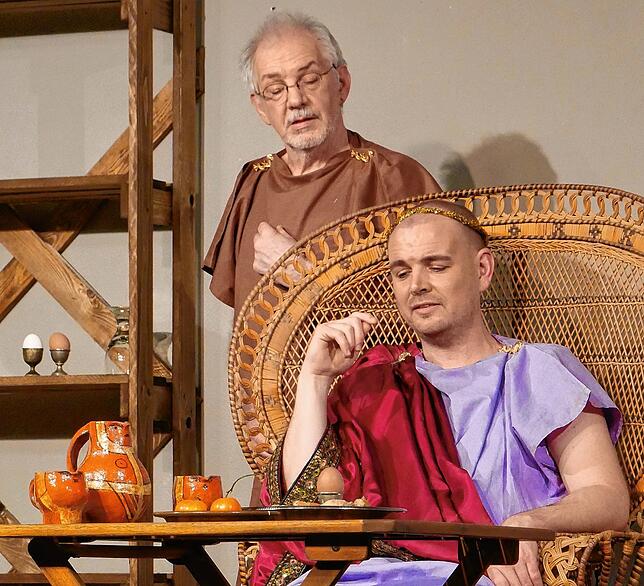 Der Kaiser (Dennis Affeldt) und sein Kammerdiener (Helmut Kaltenbach)