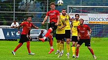 Kleiner Unterschied: Noel Zipfel (beim Kopfball gegen den verdeckten Luca Pietroniro und Kapitän Alexander Gött), der das 2:0 für den FC ...