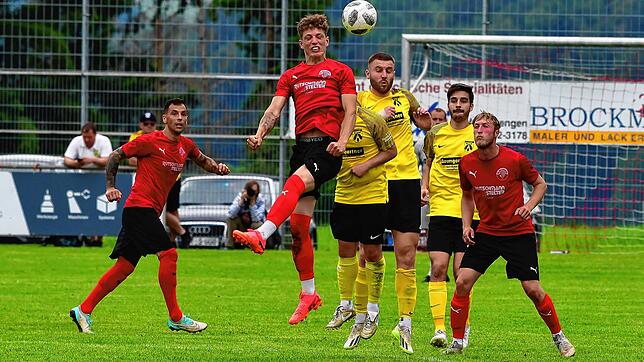 Kleiner Unterschied: Noel Zipfel (beim Kopfball gegen den verdeckten Luca Pietroniro und Kapitän Alexander Gött), der das 2:0 für den FC ...