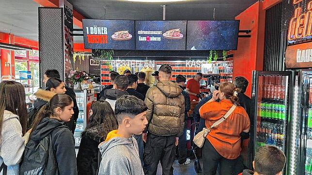 Bild 20: Hunderte Konstanzer warten auf den 1-Cent-Döner: Unglaubliche Szenen in Bildern festgehalten
