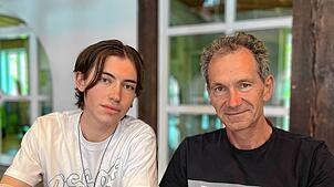 Nino Roeckl (links) ist zum ersten Mal beim Blutspenden, sein Vater Andreas Roeckl lässt sich bereits zum 53. Mal Blut abnehmen. Fotos: ...