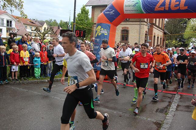 Start zum Halbmarathon, der Paradedisziplin des Pfahlbau-Marathons, vor dem alten Bahnhof.