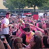 Wincent Weiss sucht bei seinem Konzert auf dem Singener Rathausplatz die Nähe seiner Fans.