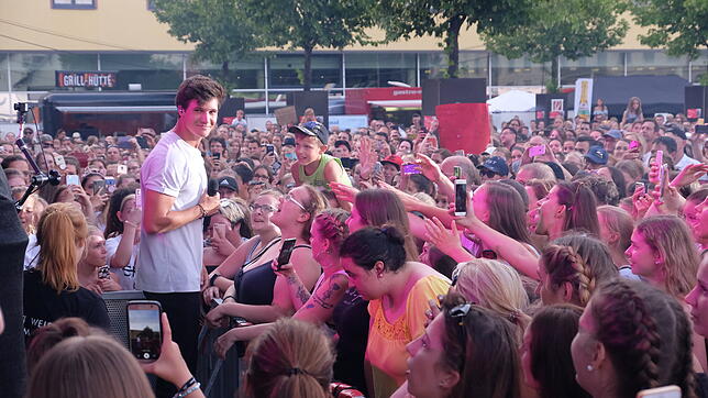 Wincent Weiss sucht bei seinem Konzert auf dem Singener Rathausplatz die Nähe seiner Fans.