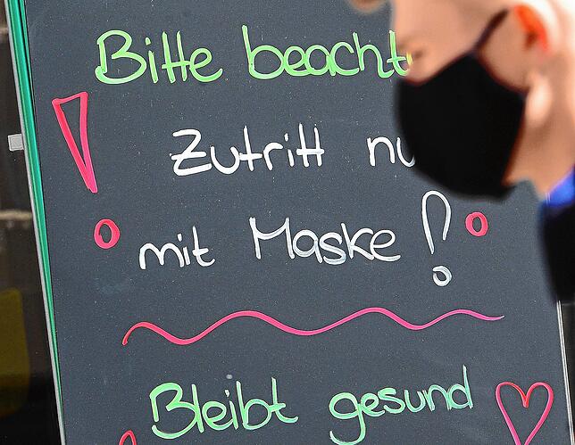 Ohne Maske, Schal oder Tuch derzeit kein Einkaufen. Der Handel riskiert ansonsten Bußgelder. Foto: Stefan Sauer