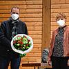Stefan Keil erhält Blumen von Bürgermeisterstellvertreterin Antonie Schäuble.