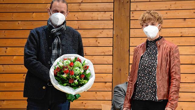 Stefan Keil erhält Blumen von Bürgermeisterstellvertreterin Antonie Schäuble.