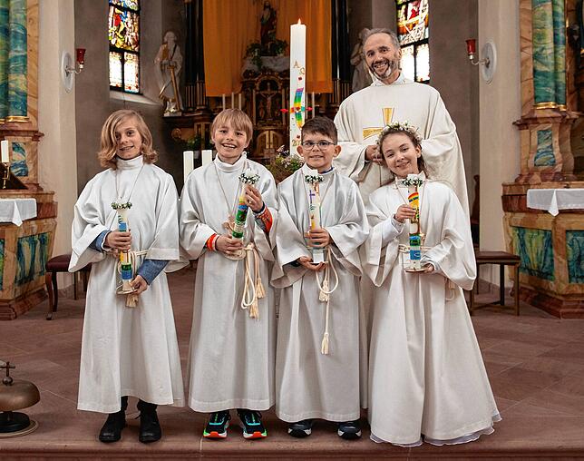 Von links: Mikael Bartel, Benedikt Jehle, Magnus Boll, Amelie Hirsch und Pater Titus Eichkorn in der Pfarrkirche St. Peter und Paul in ...