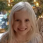 Josefine Wohlhüter weiß genau, dass an Weihnachten das Christkind kommt.