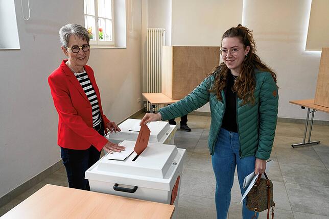 In Rietheim hat Gerlinde Otto (links) Wahldienst, Isabel Ganter wirft den roten Umschlag mit den Wahlunterlagen ein.