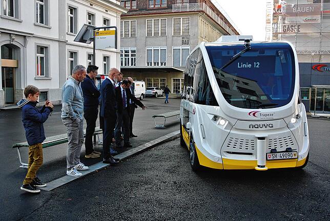 (Archivbild) Vertreter aus Konstanz und Kreuzlingen besuchen gemeinsam die erste Version des selbstfahrenden Busses in Schaffhausen.
