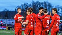 High Five: Der 1. FC Rielasingen-Arlen jubelt nach dem 3:0-Erfolg über den SC Pfullendorf.