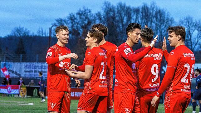 High Five: Der 1. FC Rielasingen-Arlen jubelt nach dem 3:0-Erfolg über den SC Pfullendorf.