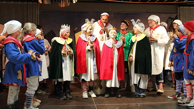 Die neuen Klepperle-Hoheiten und die Garde mit Zeremonienmeister Christoph Zeiser, Bürgermeisterin Monika Laule und Pfarrer Heinz Vogel.