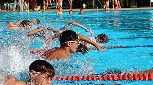 Mehr als 200 Schülerinnen und Schüler zeigten im Waldshuter Freibad, was sie im Schwimmen und Laufen draufhaben.