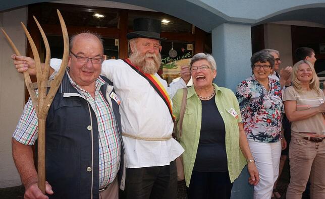 Mit Gabel: Die Zaungäste Gerhard und Lucia Zäh aus Tiengen haben ein Mitglied der Klettgau Kanoniere in ihrer Mitte.