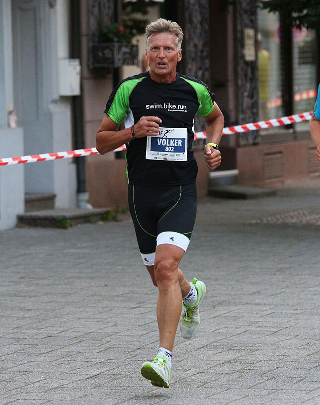 Ironman: Für Volker Forstmeyer aus Bad Säckingen, eigentlich Triathlon-Experte und in 27:22 Minuten als bester M60-Läufer auf Platz 39, ...