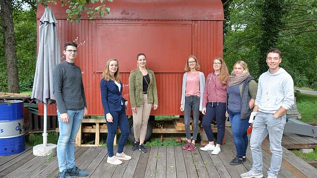Ein paar Mitglieder der etwa 15-köpfigen Gruppe, die das Projekt Jugendbauwagen nach zwei Enttäuschungen verwirklicht haben (von links): ...
