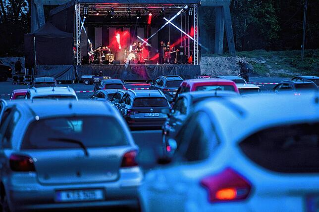 In Köln spielte die Rockband Brings Mitte April ein Livekonzert in einem Autokino.