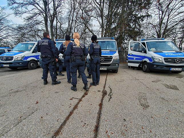 Die Bereitschaftspolizei macht sich an der Villinger Wache bereit zum Sucheinsatz nach Dirk Brünker.