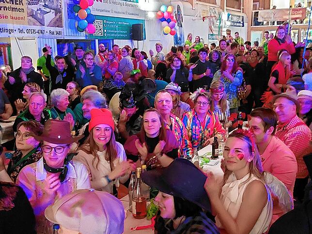 Ausgelassen feierte das Publikum mit dem Narrenverein Wäsenstecher Ruhestetten beim Rätscherball.