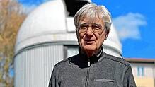 Peter Wüst (85) vor der Sternwarte in Überlingen, seinem Beobachtungsposten.