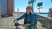 Bis hierher und nicht weiter: Paula Beil muss an der Werft einen Umweg machen, die Brücke ist gesperrt. Per Fahrrad ist das schnell ...