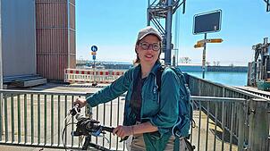 Bis hierher und nicht weiter: Paula Beil muss an der Werft einen Umweg machen, die Brücke ist gesperrt. Per Fahrrad ist das schnell ...