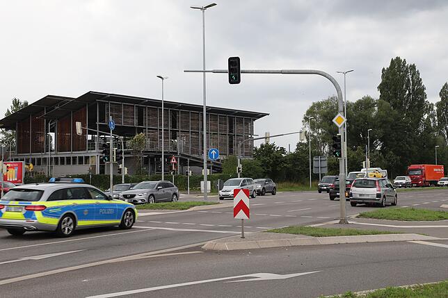 Problemstelle Fritz-Arnold-Straße: Hier durfte lange links abgebogen werden. Wer es verbotenerweise doch tut, riskiert schwere Unfälle.