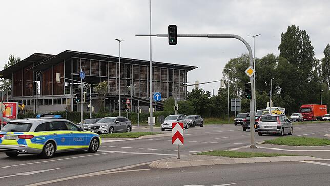 Problemstelle Fritz-Arnold-Straße: Hier durfte lange links abgebogen werden. Wer es verbotenerweise doch tut, riskiert schwere Unfälle.