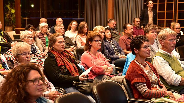 Zahlreiche Zuhörer verfolgten den Vortrag zum Thema Cannabis in der Schmerztherapie im Landratsamt. Bilder: Roland Sprich
