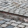 Die Pflanzstreifen auf dem neuen Dorfplatz sind teils so sehr abgesunken, dass sie zu Stolperfallen für Menschen werden könnten, die ...