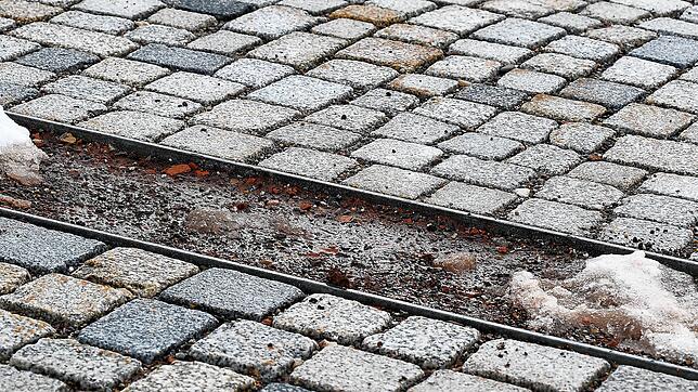 Die Pflanzstreifen auf dem neuen Dorfplatz sind teils so sehr abgesunken, dass sie zu Stolperfallen für Menschen werden könnten, die ...