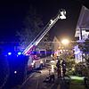 Die Drehleiter in Bereitschaft vor dem Brandobjekt in der Hauptbühlstraße in Bermatingen.