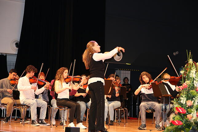 Christina Burchardt, Interimsleiterin der Musikschule, leitet das Kammerorchester Radolfzell, das gemeinsam mit dem Sinfonieorchester ...