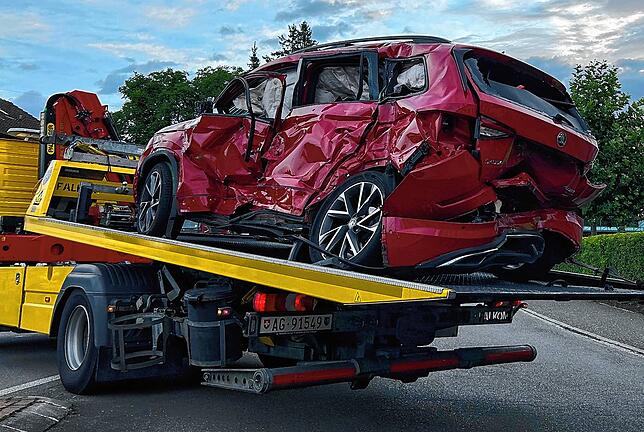 Das Auto ist nur noch Schrott.