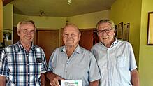 Emil Stehle (links) und Ortvorsteher Peter Engesser (rechts) gehören zu den ersten Gratulanten bei Willi Müllers 85. Geburtstag. Bild: ...