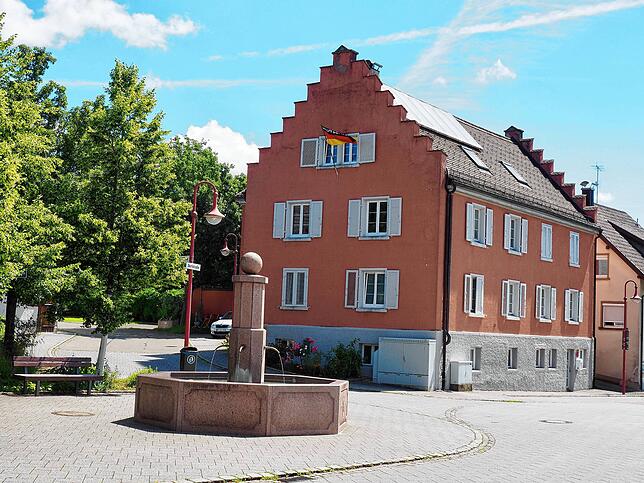 Der Dorfbrunnen beim Roten Haus ist der zentrale Ort im Jestetter Ortsteil Altenburg.