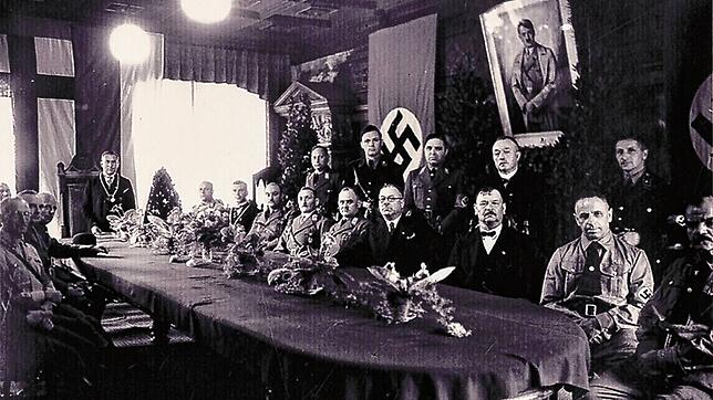 Am 1. August 1934 versammeln sich im Konstanzer Rathaus in der Kanzleistraße die Vertreter von Politik und NSDAP, unter ihnen am ...