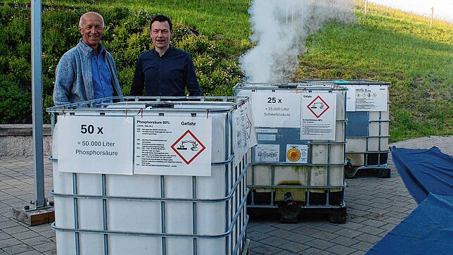 Michael Wagenknecht (rechts) und Harald Hofmeier von der Bürgerinitiative kritisieren die geplante Klärschlamm-Verbrennungsanlage bei ...