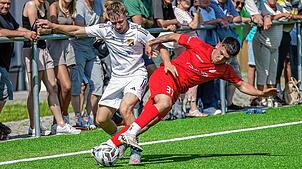Zuletzt gab es für den FC Pfaffenweiler (rechts Luca Beraldi) gegen den SV 08 Laufenburg (Daniel Langendorf) eine herbe Niederlage.