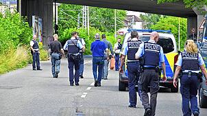 Die Polizei ist mit zahlreichen Einsatzkräften vor Ort. Im Hintergrund ist die Brücke der Vockenhauser Straße zu sehen, unter der die ...