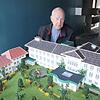 Gerhard Oberling mit dem Modell des alten Krankenhauses, das er in 250 Arbeitsstunden gebaut hat.
