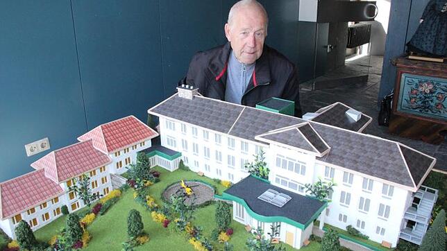 Gerhard Oberling mit dem Modell des alten Krankenhauses, das er in 250 Arbeitsstunden gebaut hat.