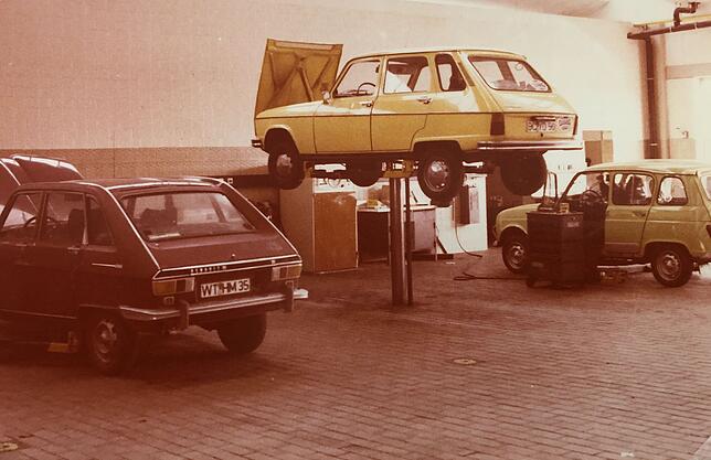 Blick in die Werkstatt 1978: ein R16, ein R6 und R4 (von links).