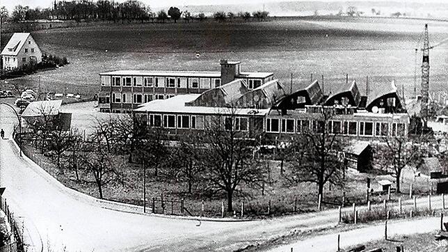 1962: Im Sommer 1962 wurde der zweite Bauabschnitt des Dual-Gebäudes fertiggestellt, so dass die neue Werkshalle bezogen werden konnte. ...